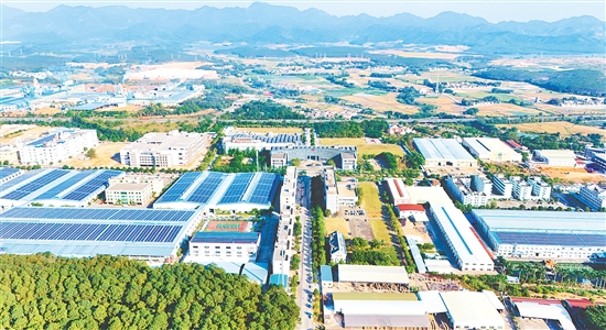 沖蔞鎮(zhèn)堅持制造業(yè)當家，科學規(guī)劃千畝園區(qū)，聚焦新一代信息技術、先進材料等龍頭產(chǎn)業(yè)，打造好紅嶺工業(yè)園區(qū)產(chǎn)業(yè)發(fā)展平臺。