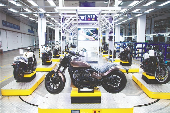 蓬江區(qū)持續(xù)推動摩托車產(chǎn)業(yè)集群做大做強做優(yōu)，為區(qū)域經(jīng)濟高質(zhì)量發(fā)展注入強勁動力。圖為廣東建雅摩托車科技有限公司打造的高端定制重型機車智造基地。李偉杰