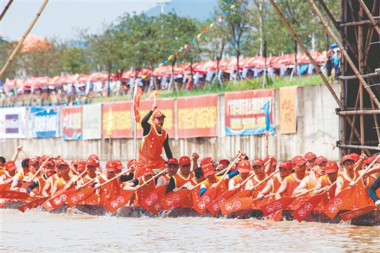 每到端午時節(jié)，天沙河各河段便會相繼上演“龍舟競渡”。河內(nèi)船槳翻飛、水花四濺、鑼鼓齊擂，兩岸萬人圍觀、人聲鼎沸、熱鬧非凡，共同演繹蓬江傳統(tǒng)龍舟文化的魅力與激情。李偉杰