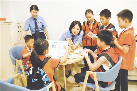 檢察開(kāi)放日，檢察院迎來(lái)一群“小客人”，檢察官為學(xué)生們答疑解惑。