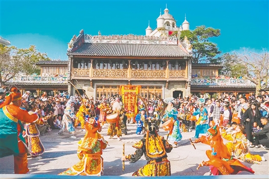 赤坎華僑古鎮(zhèn)還特邀24人潮汕非遺英歌舞團(tuán)震撼登場(chǎng)，槌如疾風(fēng)、吼聲震天，踏步敲槌間盡顯中國(guó)戰(zhàn)舞的磅礴氣勢(shì)。