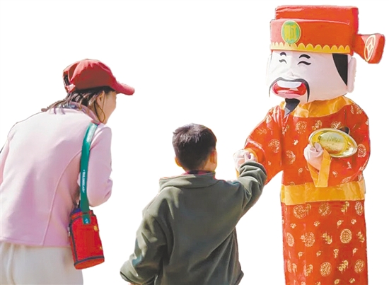 春節(jié)期間，財(cái)神爺將手持金元寶現(xiàn)身自力村、立園、馬降龍三大景區(qū)，巡游送福、派發(fā)利是，與游客合影留念。