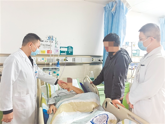 神經外科團隊檢查患者的恢復情況。