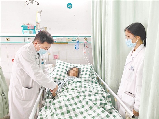 江門五邑中醫(yī)院醫(yī)生正在為患者進(jìn)行檢查。