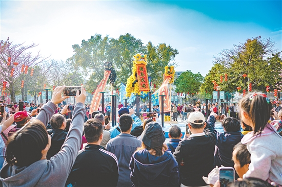 在下沙公園，高樁獅表演熱鬧非凡，吸引群眾駐足觀賞。陳宇峰