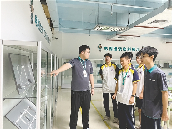 中職生接受企業(yè)導(dǎo)師教導(dǎo)。