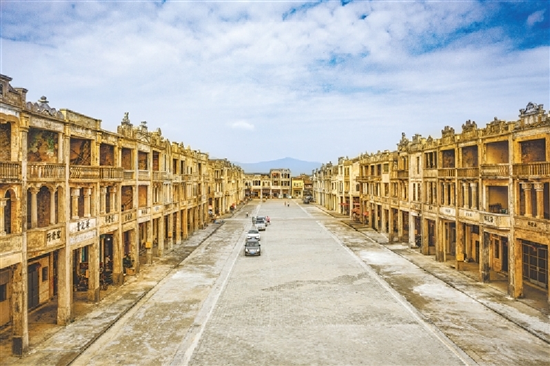 梅家大院是國內(nèi)少有的具有相當(dāng)規(guī)模且保存得較好的近代華僑建筑群。大院占地面積30畝，108幢二至三層帶騎樓的樓房呈長方形排列，儼如一座小方城。