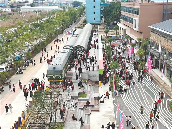 鶴山西江美岸文創(chuàng)園正式開放，吸引不少市民和來自廣州、佛山等周邊城市的游客前來探園“打卡”。
