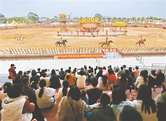 江門古勞水鄉(xiāng)旅游區(qū)緊扣馬年主題，推出大型馬戰(zhàn)實(shí)景劇。