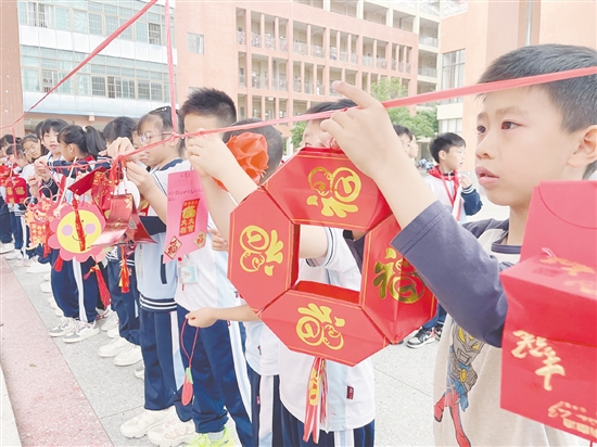 學(xué)生們將新學(xué)期心愿卡片與親手制作的燈籠一起懸掛，成為校園里一道動(dòng)人的風(fēng)景。