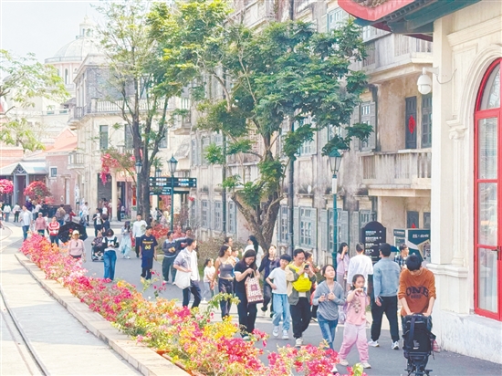 春節(jié)假期，赤坎華僑古鎮(zhèn)游人如織。