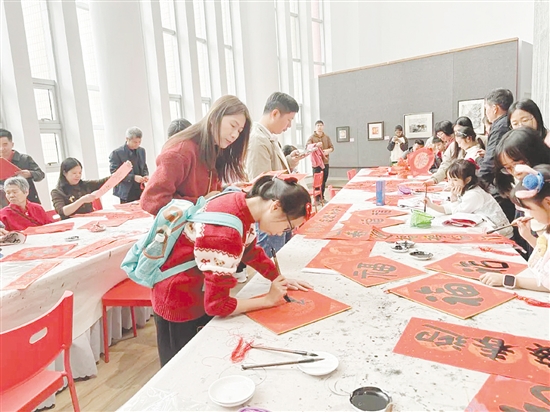 開(kāi)平市美術(shù)館開(kāi)展書(shū)法雅集、文化體驗(yàn)等活動(dòng)，讓市民、游客度過(guò)別樣的文化新春。