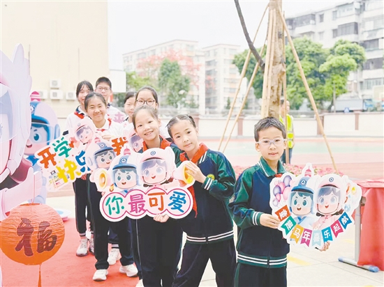 長沙街道僑園路小學(xué)學(xué)生快樂迎開學(xué)。