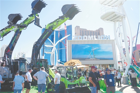 3月3日，人們在美國拉斯維加斯工程機(jī)械展上參觀中聯(lián)重科展區(qū)。新華社發(fā)