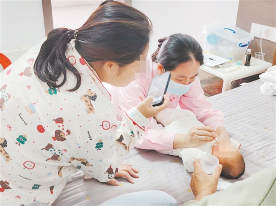 醫(yī)護(hù)人員上門提供新生兒護(hù)理服務(wù)。