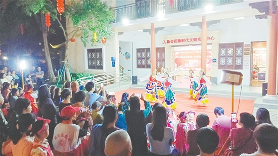 在慶元宵百姓音樂會上，文化文藝志愿者帶來精彩表演。鐘珍玲