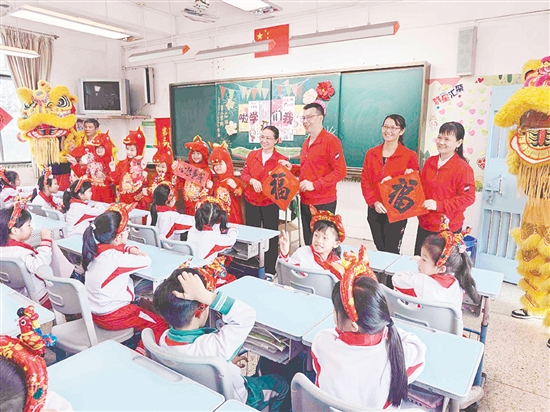 醒獅隊(duì)和“快樂小馬”為師生送上祝福。
