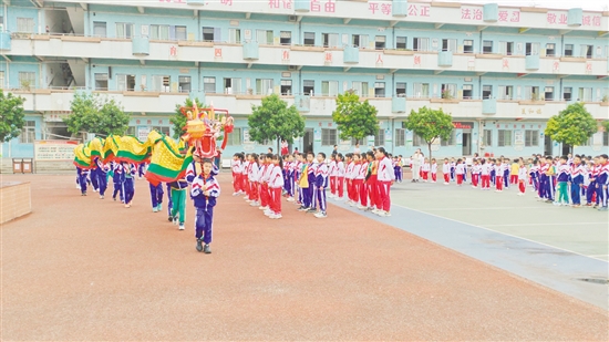 同學(xué)們舞起金龍，迎接新學(xué)期。
