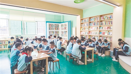 臺山市著力構(gòu)建多層次、多樣化、廣覆蓋的立體閱讀服務體系，推動公共文化服務重心下移、資源下沉，讓優(yōu)質(zhì)閱讀供給落地身邊，讓閱讀融入群眾日常生活。