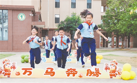 各校緊扣馬年主題，為學(xué)生們送上兼具儀式感與教育意義的新春“開學(xué)大禮包”。