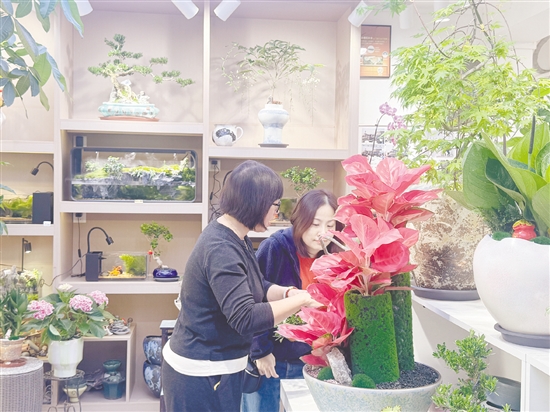 梁綺蓮（左）正在給客人介紹新產(chǎn)品。