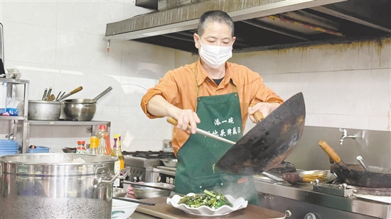 王磊做得一手地道的湖北菜。
