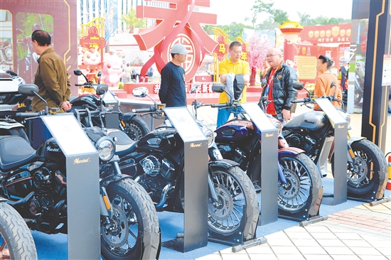 在廣東建雅摩托車科技有限公司展位前，造型酷炫的大排量摩托車格外吸睛。