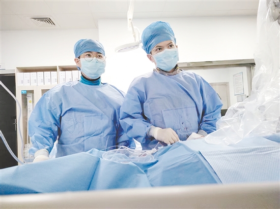 醫(yī)生為患者施行手術(shù)。