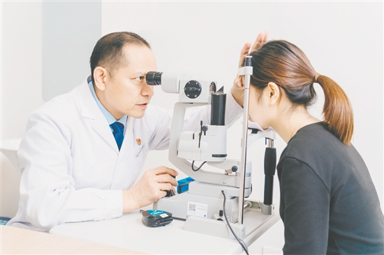 趙春陽在為病人看診。