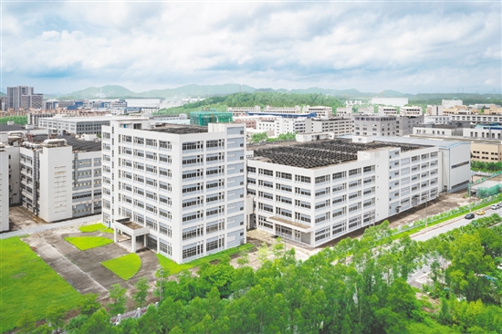 雅瑤鎮(zhèn)堅(jiān)定不移走工業(yè)強(qiáng)鎮(zhèn)之路，推動(dòng)省產(chǎn)業(yè)轉(zhuǎn)移主平臺(tái)（雅瑤片區(qū)）建設(shè)。