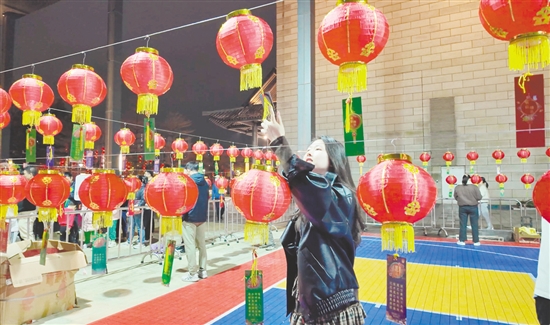 猜燈謎是元宵佳節(jié)必不可少的傳統(tǒng)活動(dòng)。