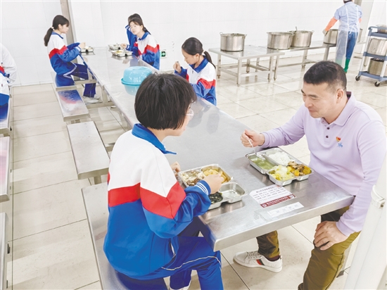 沙坪中學落實陪餐制度，讓學生在校生活的歸屬感、滿足感、獲得感成色更足。