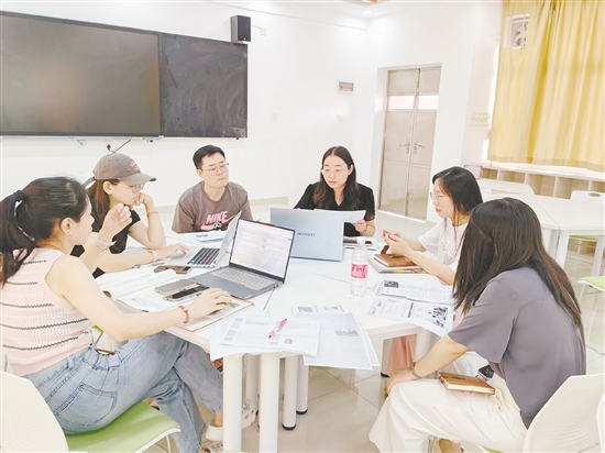 宋冰玉（右三）與科組老師磨課。