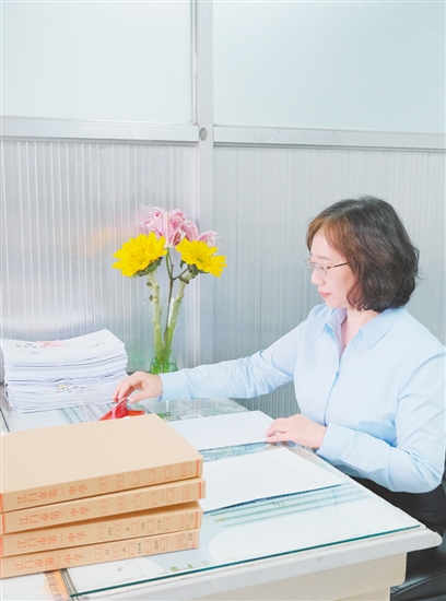 陳青云在整理檔案。