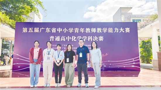 胥迎（左三）在省賽現(xiàn)場(chǎng)。