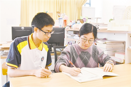 黃曉敏為學(xué)生答疑解惑。