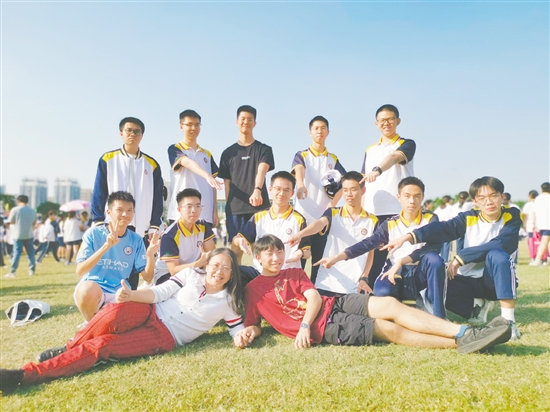 呂惠英（左前一）與學(xué)生們打成一片。