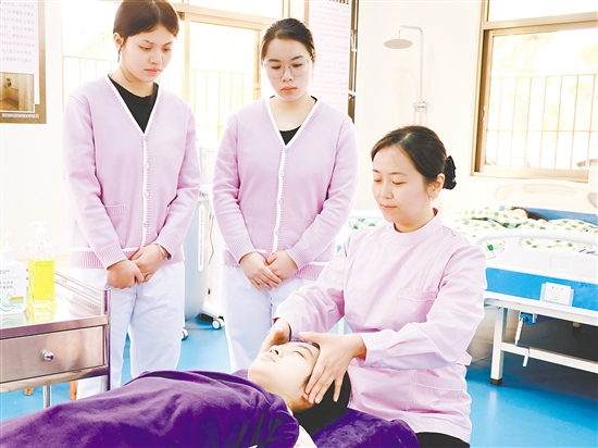 梁敏怡在課上示范產(chǎn)婦頭痛護(hù)理專業(yè)手法。