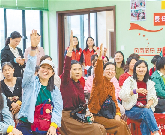 軍屬們歡聚一堂，共慶節(jié)日。