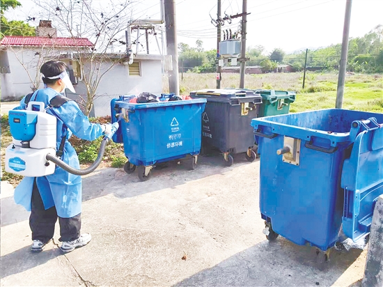 專業(yè)消殺人員身著防護裝備，背著消殺器械，滯留噴灑、超低容量噴灑、熱煙霧消殺等科學(xué)方式輪番上陣，用專業(yè)力量為群眾筑起防護墻。