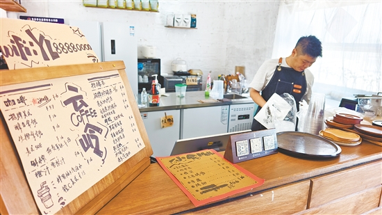 在大槐鎮(zhèn)下嶺村，“云嶺咖啡”由村里閑置的“車米屋”改造而來(lái)。