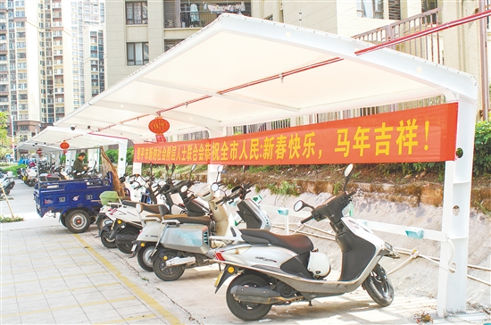 民生服務充電站多建于住宅小區(qū)門口一帶，方便市民充電。