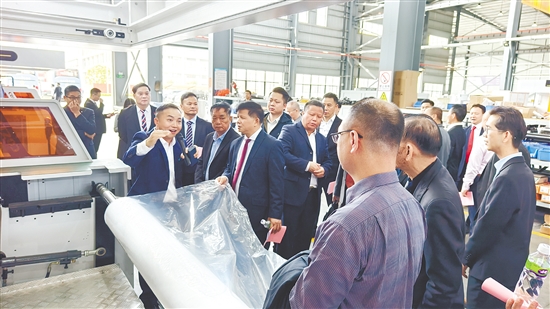 在廣東科志達(dá)智能裝備有限公司，僑商了解恩平制造業(yè)發(fā)展情況。