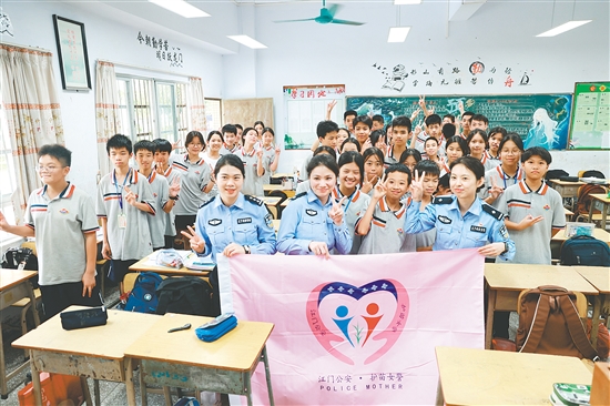 “護(hù)苗女警”把法律知識帶到校園。