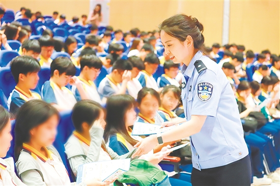 周麗巖結(jié)合實(shí)際案例，開展未成年人反詐宣傳。