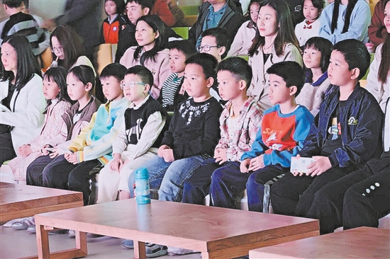 學(xué)生和家長們沉浸在光影中，共度親子時(shí)光。