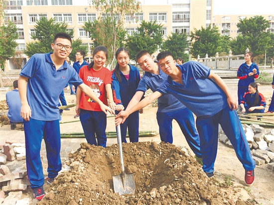 江門一中學(xué)生栽種“班樹”。