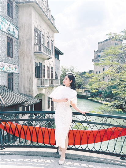 不少女性在赤坎華僑古鎮(zhèn)旅拍。