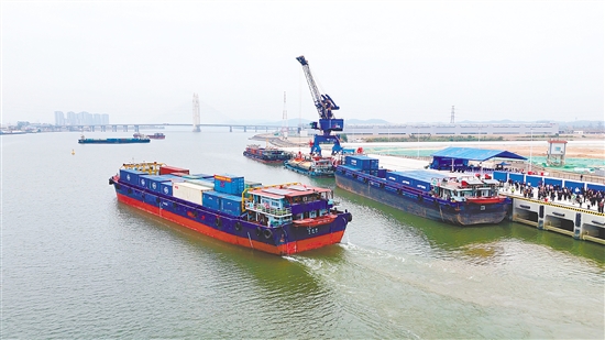 從傳統(tǒng)貨運節(jié)點到產(chǎn)業(yè)聯(lián)動平臺的跨越式升級，這是三埠港最顯著的變化。