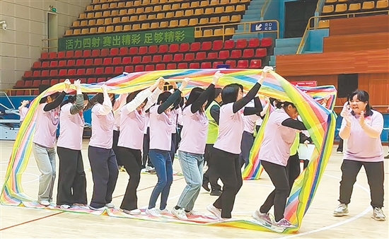 輕松有趣的比拼，讓女職工們暫時放下工作的忙碌，在汗水中釋放壓力，在歡笑中增進(jìn)情誼。